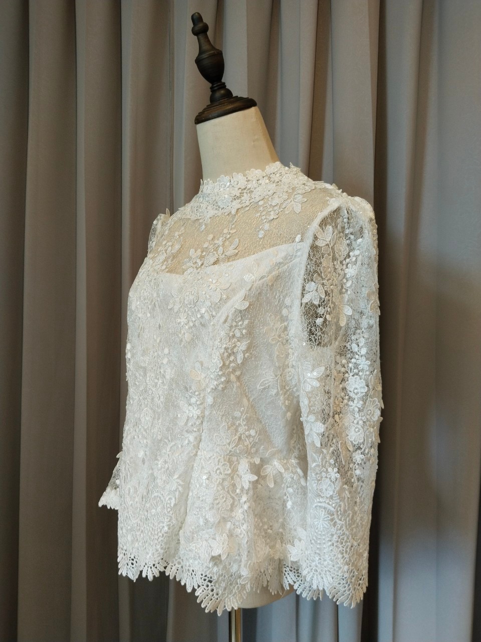 พร้อมเช่า เสื้อ ชุดเช่า ชุดไทยคุณแม่ ผ้าไหมกาฬสินทร์ เสื้อลูกไม้สีขาว คอปีน ผ้าซิ่น แยกชิ้น เรียบหรู **สามารถเลือกเปลี่ยนกระโปรงแบบที่ต้องการได้**