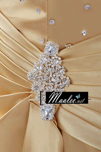 พร้อมเช่า ชุดราตรียาว ไหล่เฉียง สีทอง จับจีบที่เอว คอประดับลูกปัดคริสตัลสวยหรู