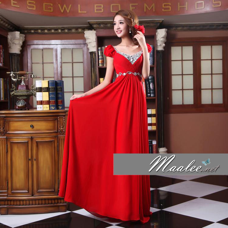 พร้อมเช่า ชุดราตรียาว สีแดง มีแขน แบบเปรี้ยวอมหวาน ปักเลื่อมช่วงคอ หลังผ่าตัววี