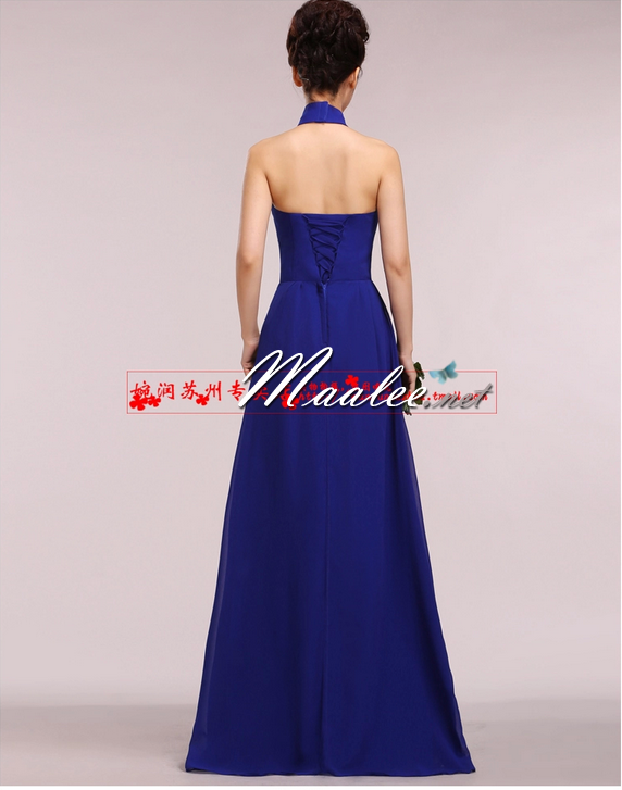 พร้อมเช่า ชุดราตรียาว สีน้ำเงิน คล้องคอ อกอัดพลีทตลอดจนถึงช่วงเอว เพิ่มดอกใต้คอ