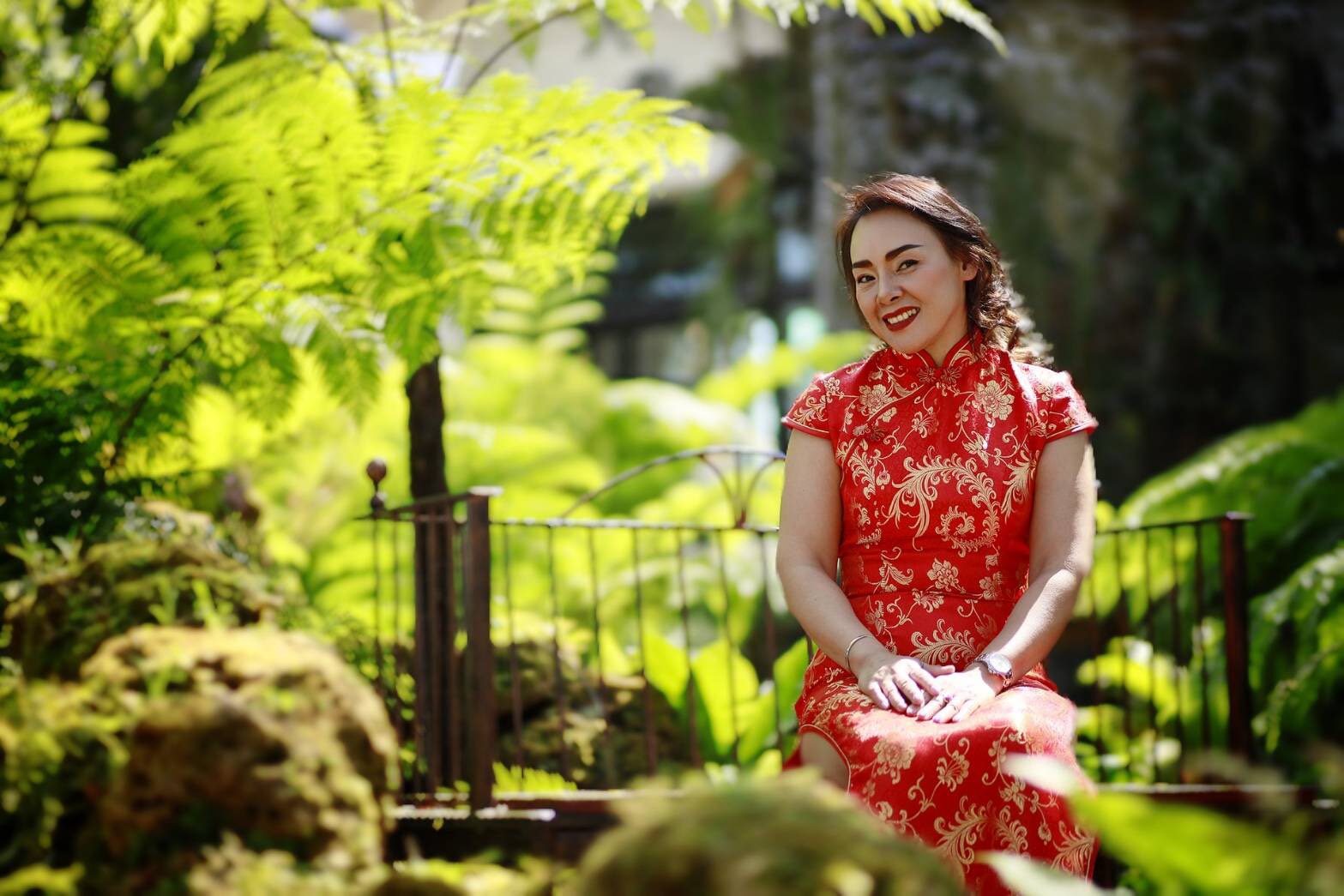 พร้อมส่ง กี่เพ้า สีแดง ผ้าไหมจีน ทอลายดอกไม้ สีทอง กุ๊นขอบ ตัดเย็บอย่างดี (2XL)