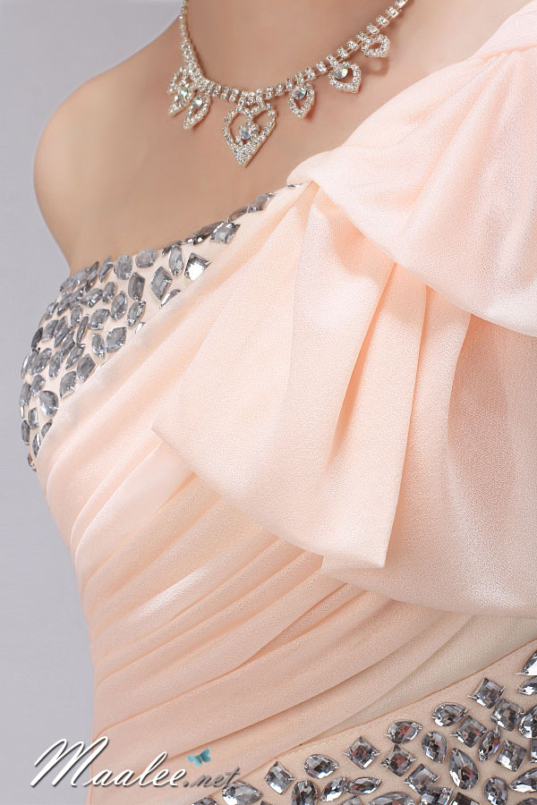 พร้อมเช่า ชุดราตรีสั้น สีขาว เข้ารูป ไหล่เดียว ปักเลื่อมตัว V แต่งระบายไหล่