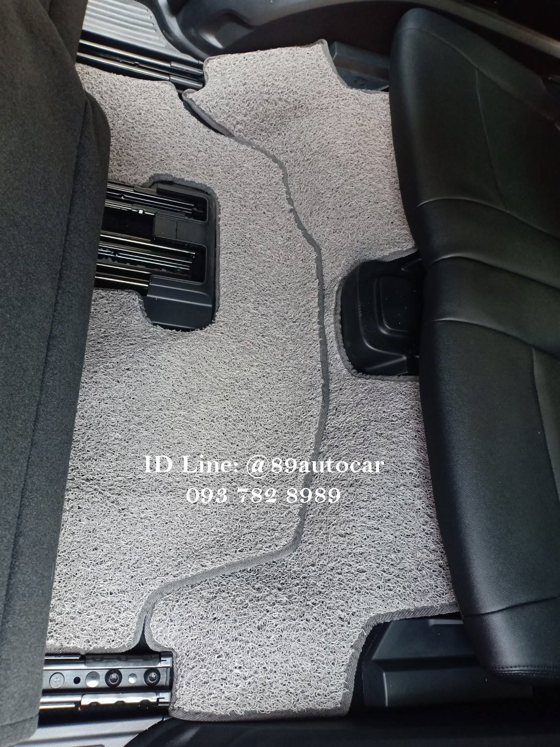 พรมรถยนต์ Ford Everest 2023 ปูพรมไวนิลดักฝุ่นสีเทาขอบเทา เต็มคัน