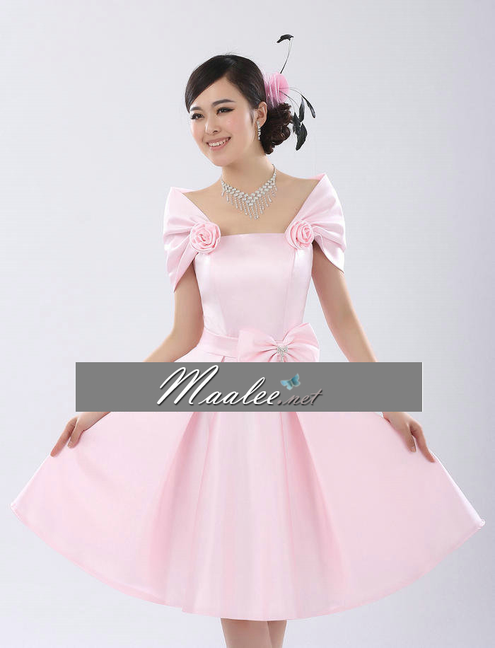 พร้อมส่ง ชุดราตรีสั้น สีชมพูอ่อน แบบเก๋ ปิดไหล่ แต่งดอกกุหลาบ กระโปรงทรง A จับจีบ แต่งโบว์ที่เอว