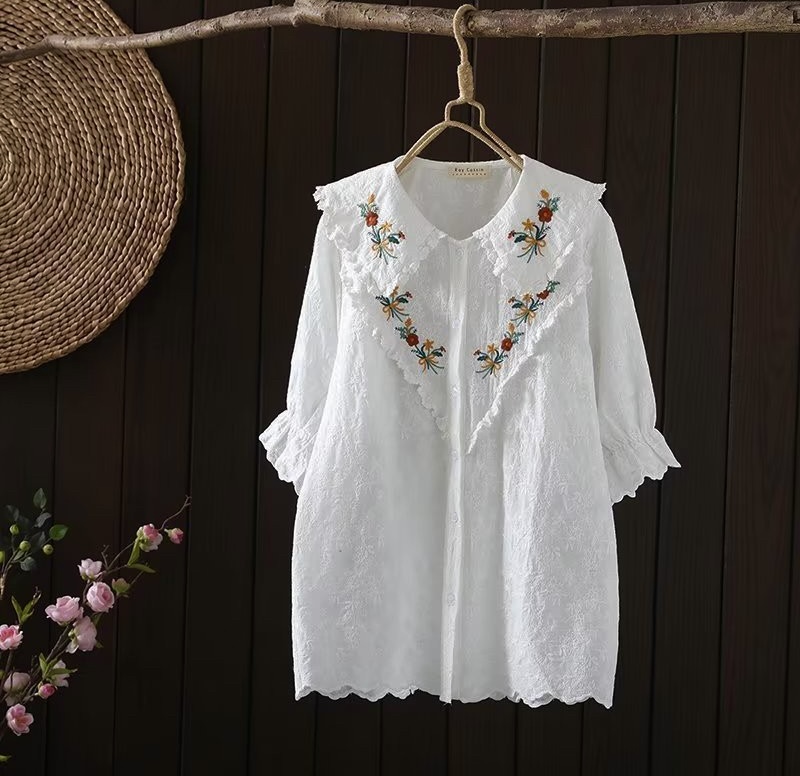 เสื้อคอบัวผ้าลูกไม้ลายปัก