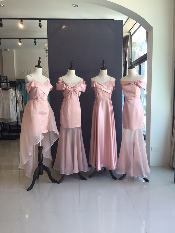 พร้อมเช่า ชุดราตรียาว สีโรสโกลด์ ปาดไหล่แต่งโบว์ ระบายผ้าแก้ว