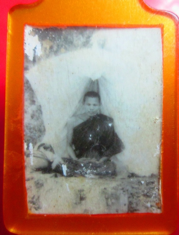รูปภาพหนังไก่ ขาวดำ หลวงพ่อนั่งปักกรด อัฐบริขาล สองใบประกบกัน รูปภาพเก่าหนังไก่ ไม่ทราบที่ รู้ที่ค่อยเช่านะครับผม