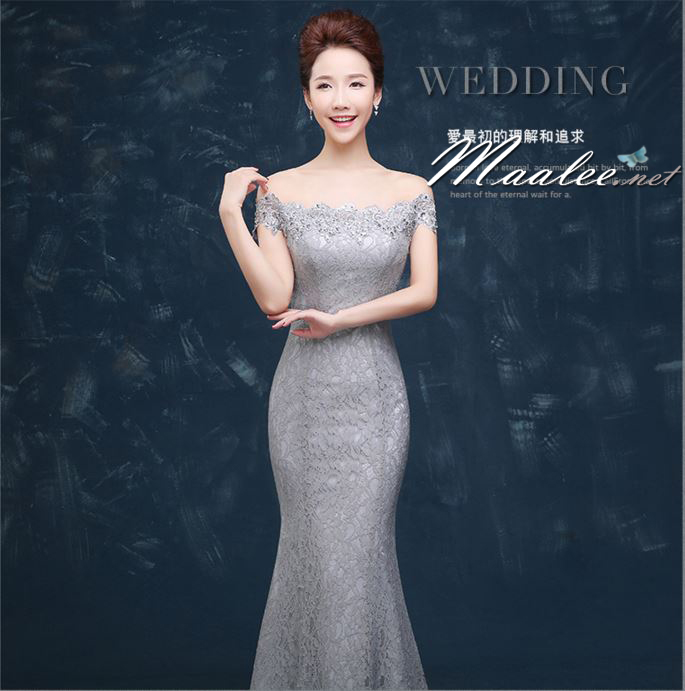 พร้อมเช่า ชุดราตรียาว แบบปาดไหล่ เข้ารูป ทรงหางปลา สีเทา ผ้าลูกไม้ แต่งเลื่อมสุดหรู (เชือกผูกหลัง)