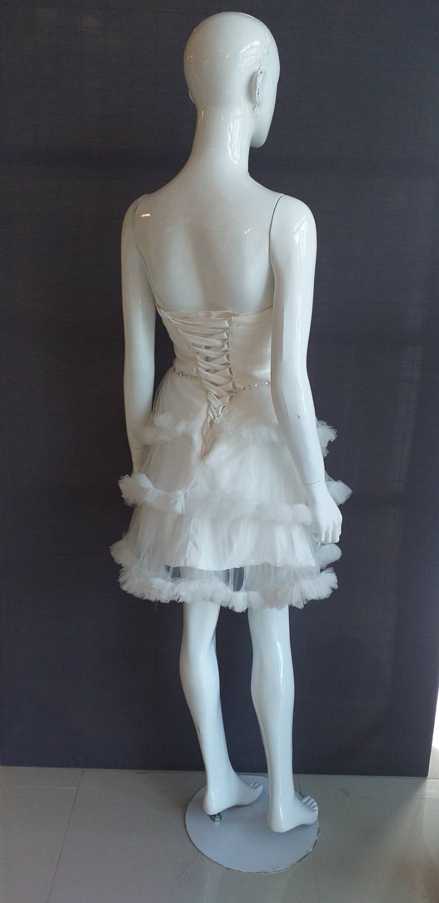 พร้อมเช่า ชุดแฟนซี ชุดราตรีสั้น สีขาว เกาะอก กระโปรงระบายเป็นชั้น ๆ ซิปหลัง