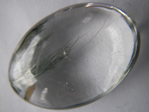 QU0017 QUARTZ แก้วขนเหล็ก เกาะกลุ่มขึ้นเป็นแท่งแก้วขนเหล็ก พลิ้วแยกปลายสวย แก้วเนื้อใส ขนาดเม็ดแก้ว 20.44x29.75x10.84 mm. นน.45.42 ct. ขายแล้ว