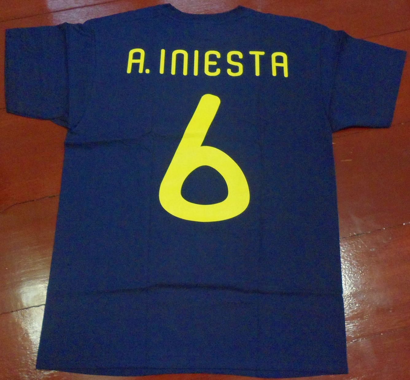เสื้อที-เชิ๊ต (เสื้อยืดคอกลม) ฟุตบอล ทีมชาติสเปน ชุดที่ระลึก แชมป์ฟุตบอลโลก 2010 พร้อมติดชื่อและเบอร์ #6 อินิเอสต้า ใหม่ M-Size / SPAIN Football T-Shirt Commemorative Kit FIFA WORLD CHAMPIONS 2010 with #6 INIESTA Printing Jersey NEW M-Size