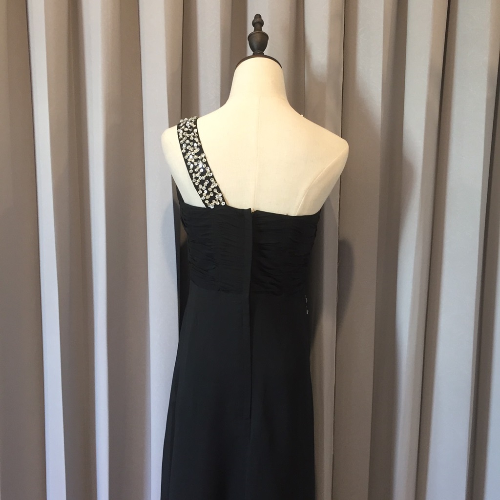 พร้อมเช่า ชุดราตรียาว เกาะอก ไหล่เดียว สีขาว อกจับจีบ Sweet Heart คาดแถบเลื่อมสวยเก๋