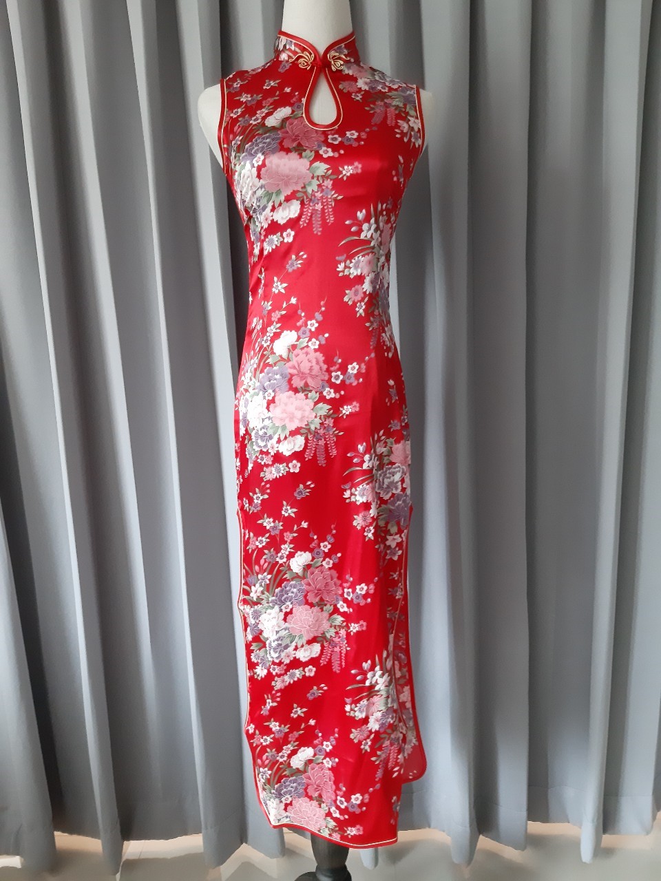 Pre-order กี่เพ้า ผ้าแพร สีแดง พิมพ์ลายดอกไม้ ตัดเย็บอย่างดี