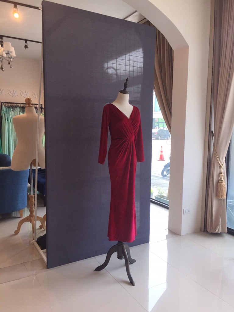 พร้อมส่ง ชุดราตรียาว กำมะหยี่แขนยาว เดรสยาวทรงหางปลา สีไวน์แดง