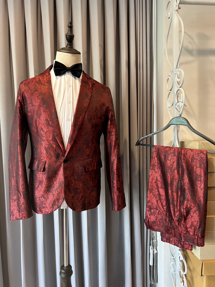 พร้อมเช่า ชุดสูทชาย สีแดง พิมพ์ลาย เนื้อผ้าแพรแบบหรูมาก