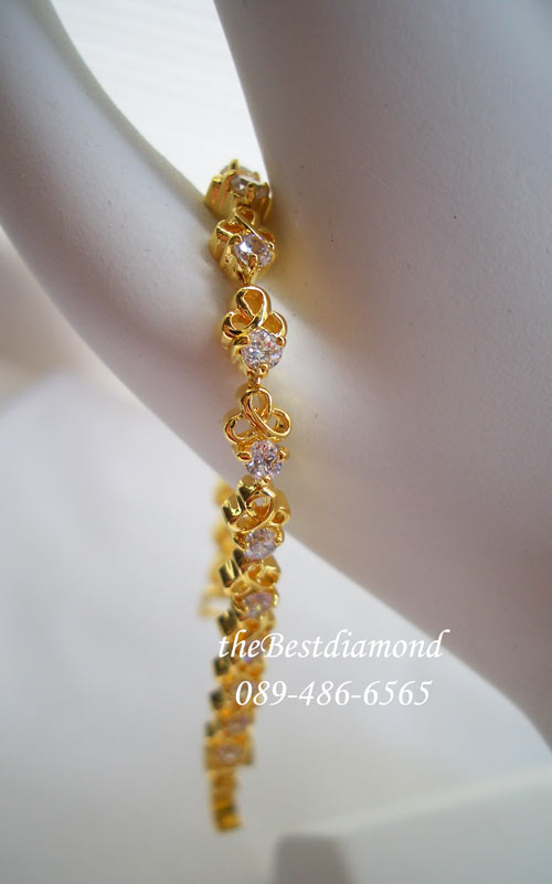 BC005===สร้อยข้อมือเพชรรูปดอกจิกแบบโปร่งรอบวง=== ดีไซน์น่ารักๆ เป็นรูปดอกจิกแบบโปร่งๆ วางติดๆกัน ดูน่ารัก งานเหมือนจริงสุดๆ หรูหราพอสมควร