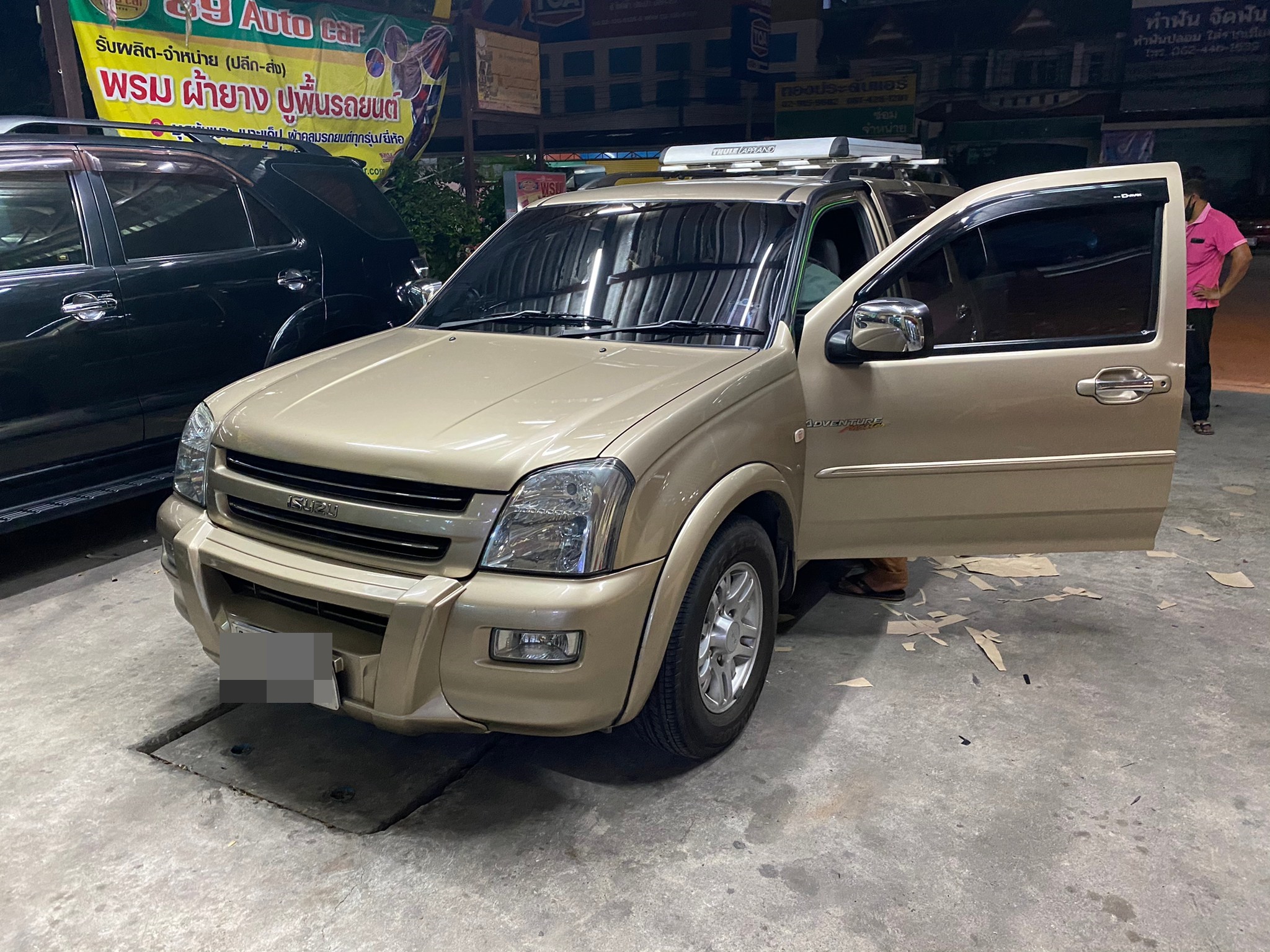 พรมปูพื้นรถยนต์ isuzu grand adventure ปูพรม7D สีน้ำตาลเข้ม เสริมด้วยพรมไวนิลดักฝุ่น สีครีม