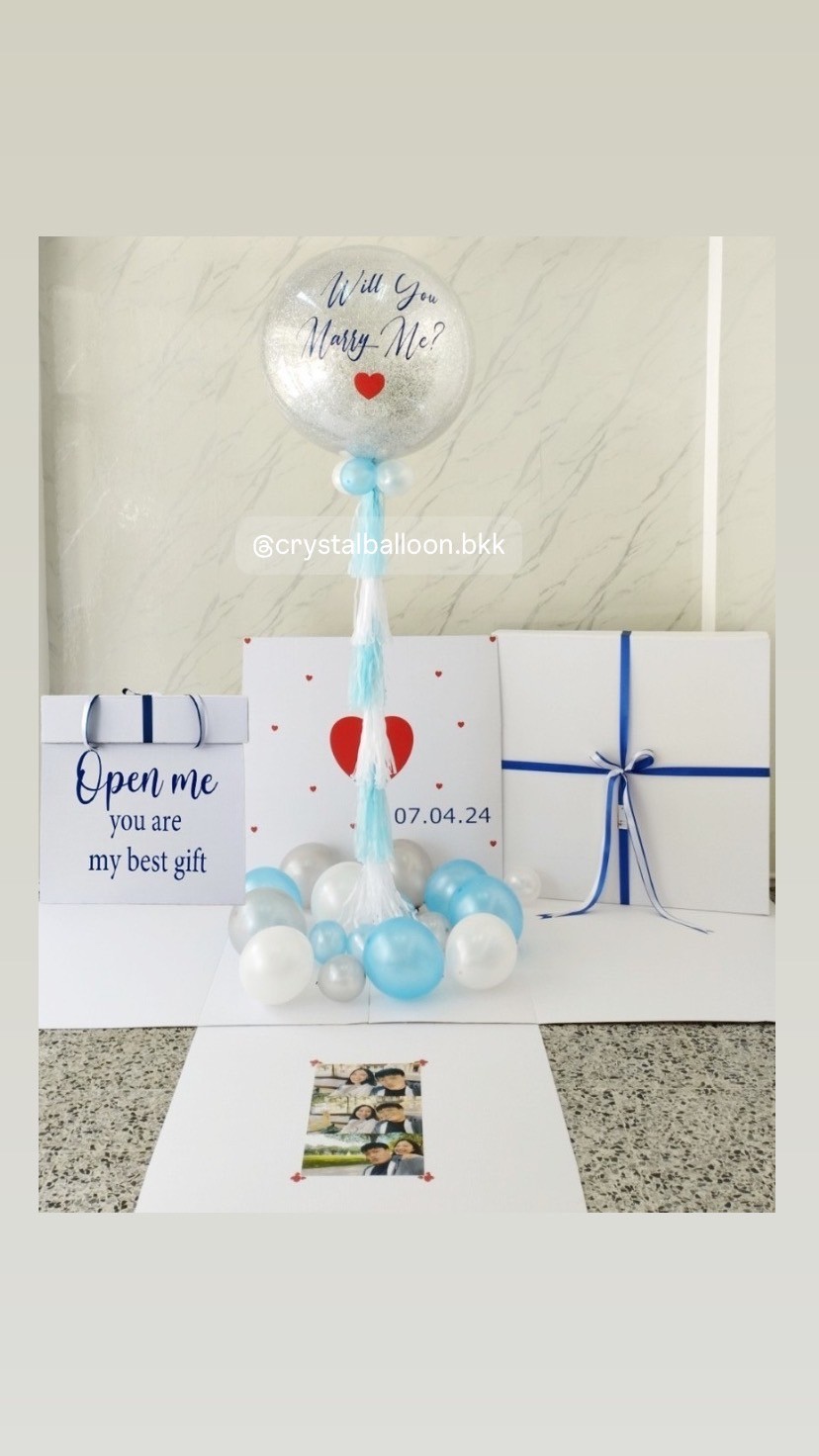 Jumbo Box 36 " Will You Marry Me Surprise Box กล่องเซอร์ไพรส์ขอแต่งงาน Bubble ขนาด 36" กลิตเตอร์สีเงิน พร้อมตกแต่ง สามารถใส่รูปได้ 4 ใบ สามารถเปลี่ยนสีลูกโป่ง/เปลี่ยนข้อความได้