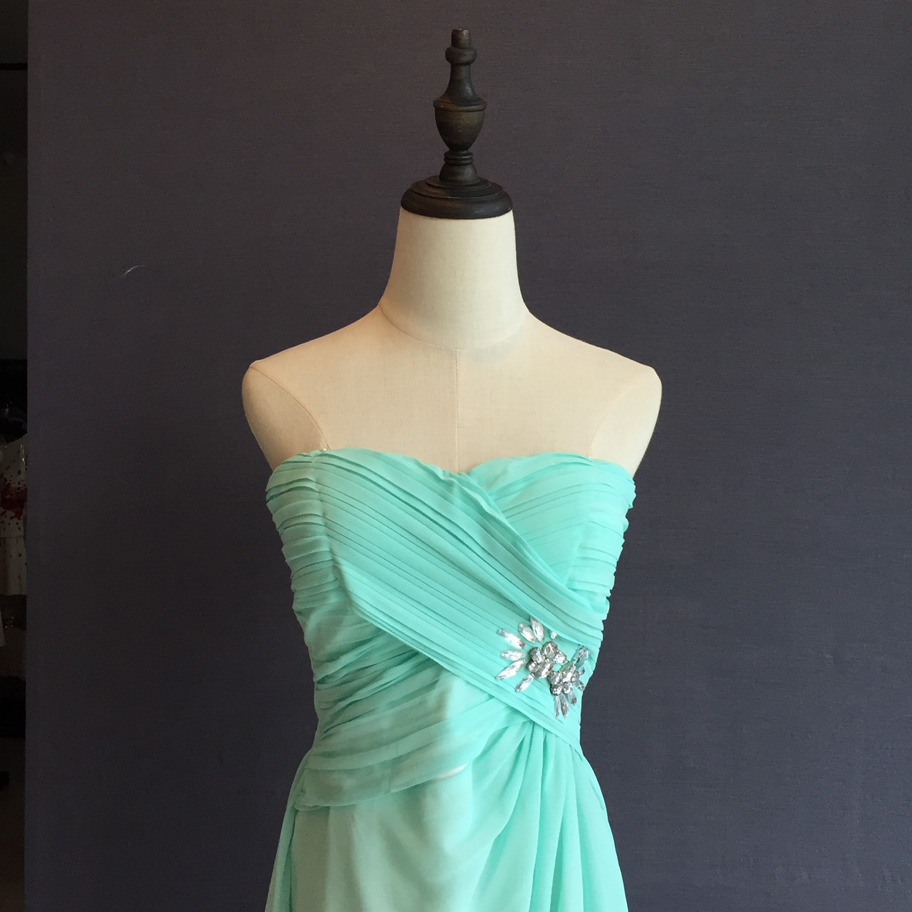 พร้อมส่ง ชุดราตรีสั้น ชุดเพื่อนเจ้าสาว สีเขียวมิ้นต์ ผ้าชีฟอง แบบ C เกาะอก จับจีบช่วงอก เอวแต่งคริสตัล (เชือกผูกด้านหลัง)