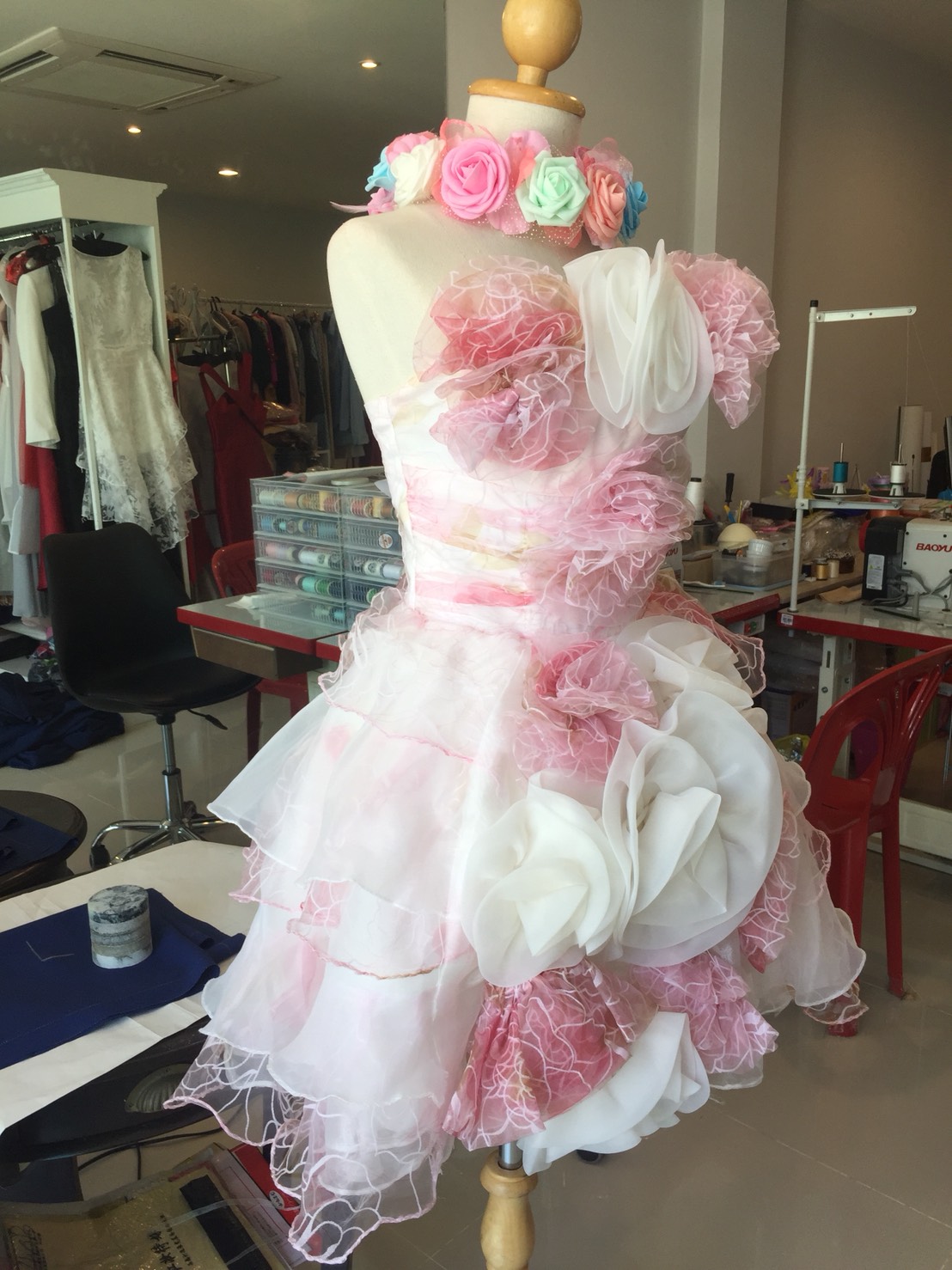 พร้อมเช่า ชุดแฟนซี เช่า 500 ชุดราตรีสั้น เกาะอก สีกุหลาบแต่งดอกไม้สามมิติ พองฟูน่ารักมาก