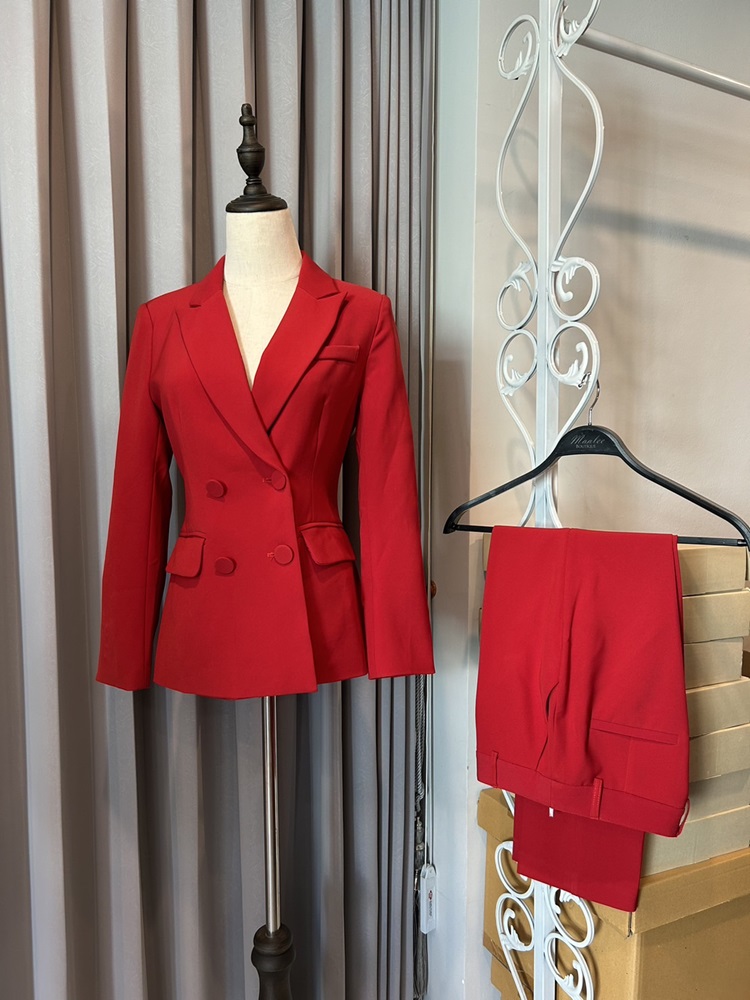พร้อมเช่า สูทหญิง สูทสีแดงสด ทรงเข้ารูป สูทแฟชั่น สูท4 กระดุม