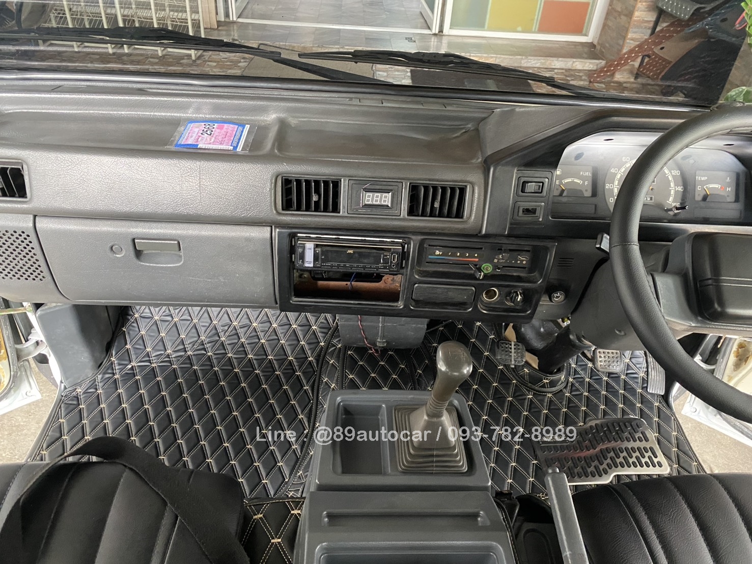 สั่งตัด พรมปูพื้น คู่หน้า รถตู้ Mitsubishi Delica ปูพรมVVIP สีดำด้ายทอง