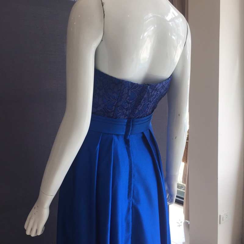 พร้อมเช่า ชุดราตรียาว เกาะอกลูกไม้ ทรงเรียบหรูเนื้อผ้าซาติน แต่งกระเป๋าเก๋ๆ สำเนา