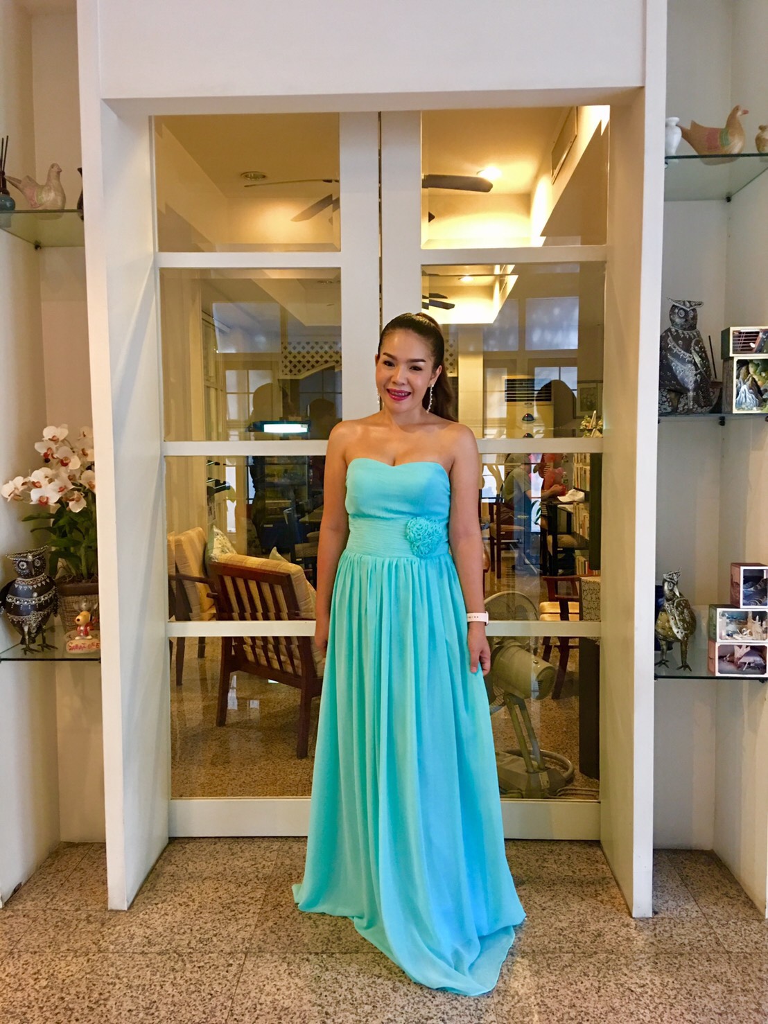 พร้อมส่ง ชุดราตรียาว แบบเกาะอก ผ้าชีฟอง ช่วงอกอัดพลีท แต่งดอกที่เอว สีฟ้าอ่อน