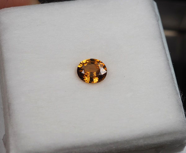 เพทาย 0.93 กะรัตสีเหลืองบุษราคัม