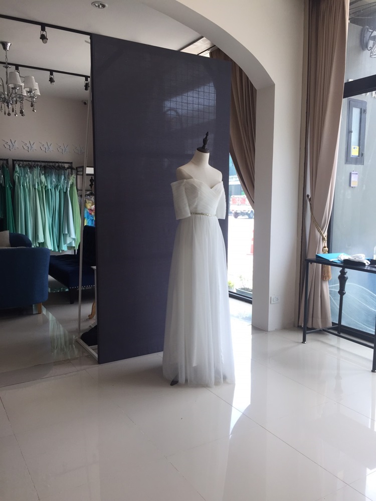 พร้อมเช่า ชุดราตรียาว & แบบปาดไหล่ สีขาว กระโปรงผ้าโปร่งตาข่ายนิ่ม ใส่สบายตัว อกจับจีบ เอวปักคริสตัลหรู (เชือกผูกหลัง)