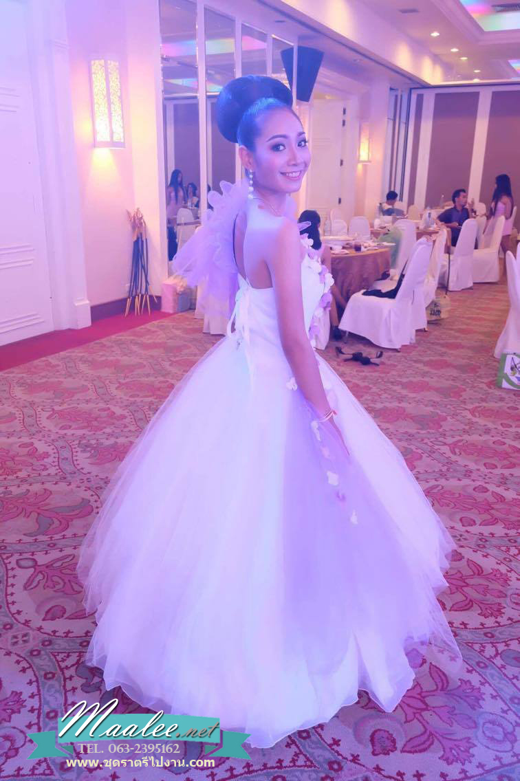พร้อมเช่า ชุดแฟนซี ชุดราตรียาว สีม่วงขาว เกาะอกไหล่เดียว แต่งดอกไม้สามมิติ แต่งระบายที่ไหล่ กระโปรงพองสวย