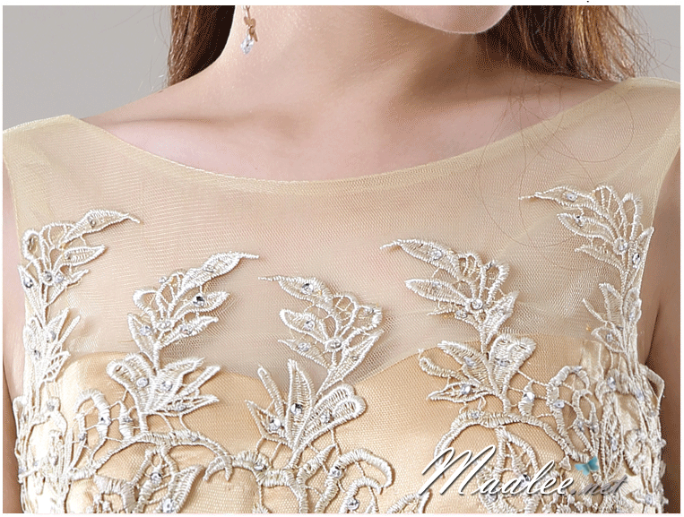 พร้อมเช่า ชุดราตรียาว สีทอง ปักลูกไม้ ด้านหลังเป็นแบบซีทรู กระโปรงผ้าซาติน