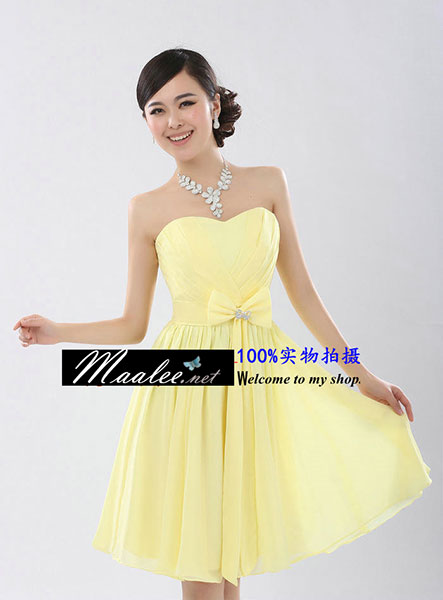 พร้อมส่ง ชุดราตรีสั้น เกาะอก สีเหลืองอ่อน อกจับจีบรูปตัววี คอเว้า Sweet Heart แต่งโบว์ที่เอวพร้อมเข็มกลัดหรู