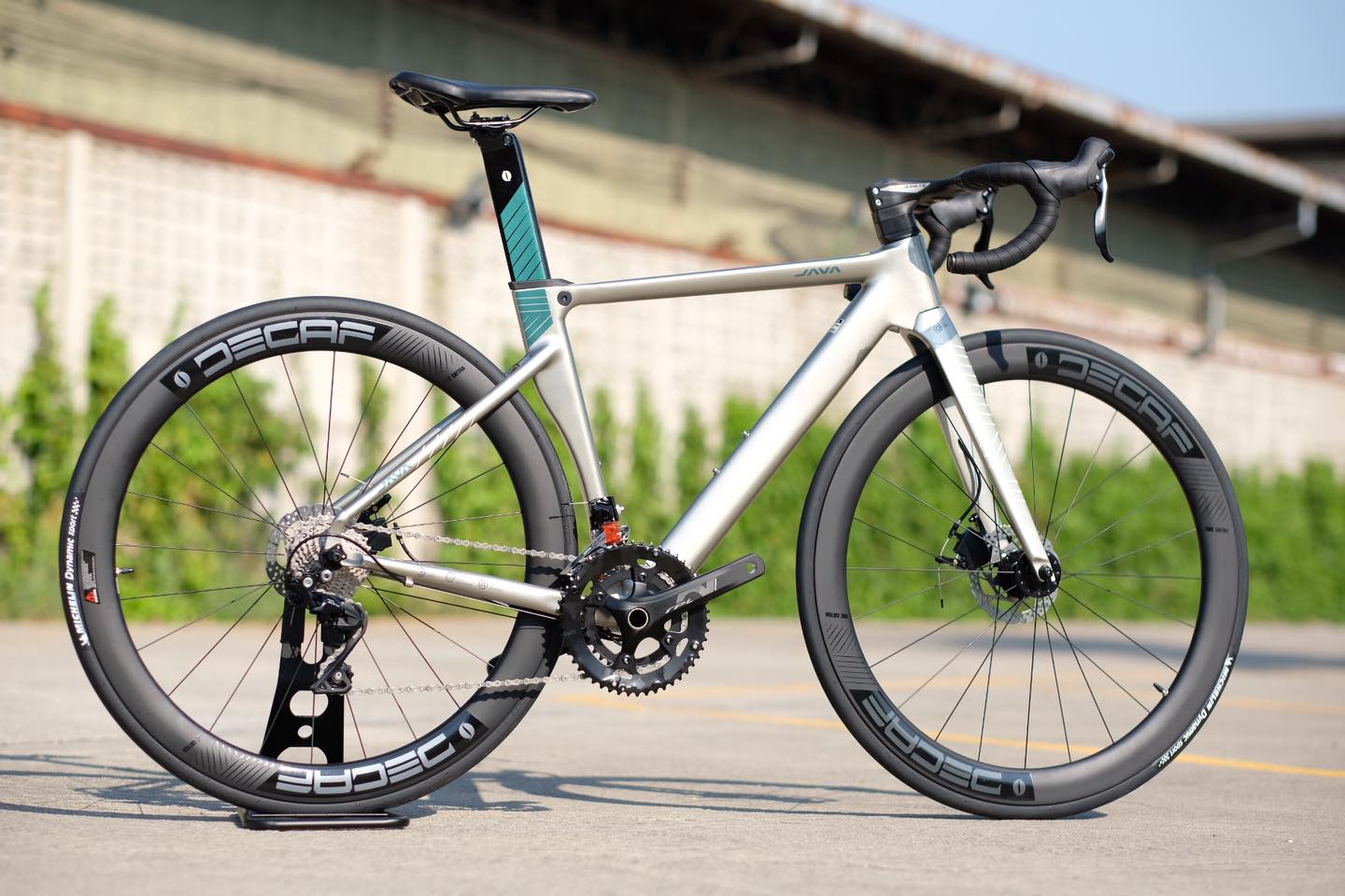 จักรยานเสือหมอบ JAVA SILURO 6 DISC ล้อ/แฮนด์/ตะเกียบ คาร์บอน ชุดขับ Shimano 22 Speed 105 mix Deca (2x11) ได้รับการรองรับมาตรฐาน 𝗨𝗖𝗜