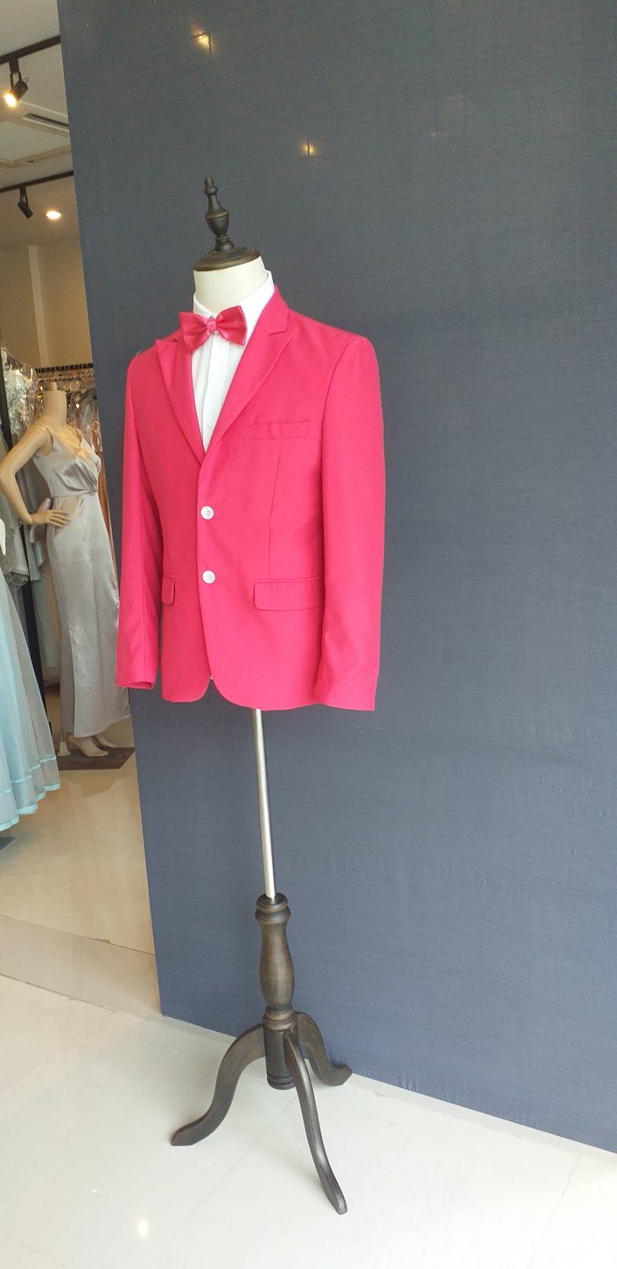 พร้อมเช่า ชุดสูทชาย สี Hot Pink สูท 2 กระดุม ไม่มีกั๊ก