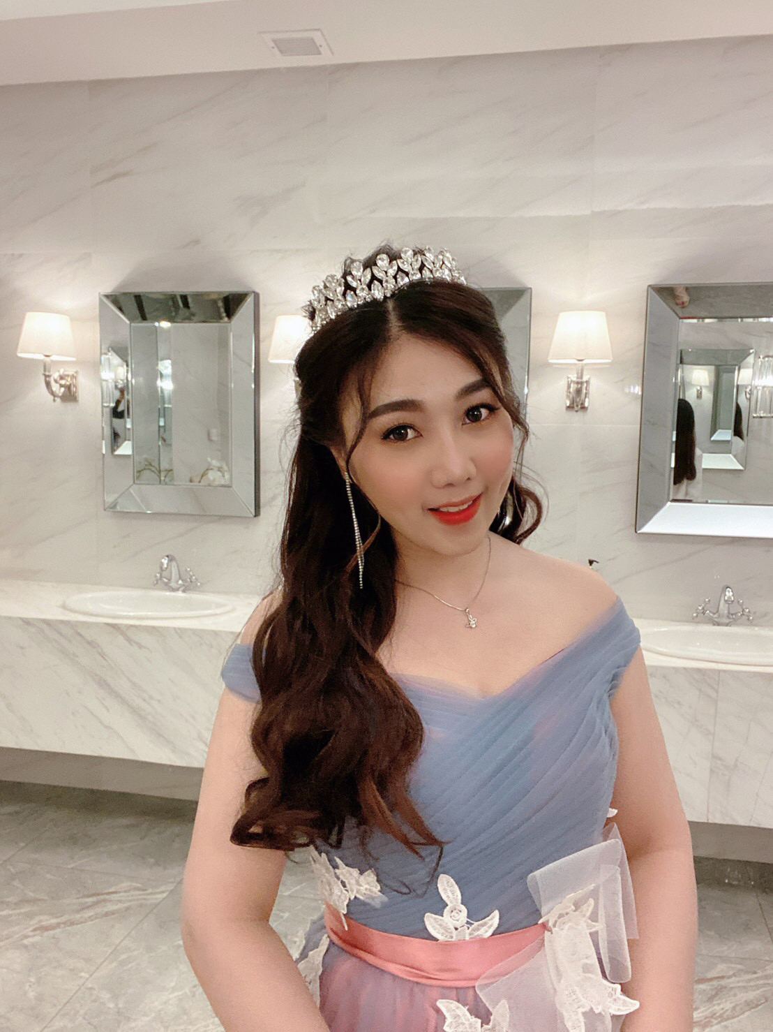 พร้อมเช่า ชุดราตรียาว แบบไหล่ปาด สีเทา-ชมพู Two Tone สไตล์เจ้าหญิง สวยหวานน่ารักมาก เนื้อผ้าตาข่าย แต่งโบว์และลูกไม้ช่วงเอว (เชือกผูกหลัง)