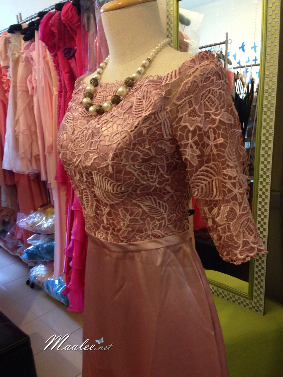 พร้อมเช่า ชุดราตรียาว แบบปาดไหล่ สีชมพูNude ผ้าซาติน แต่งลูกไม้ (เชือกผูกหลัง)