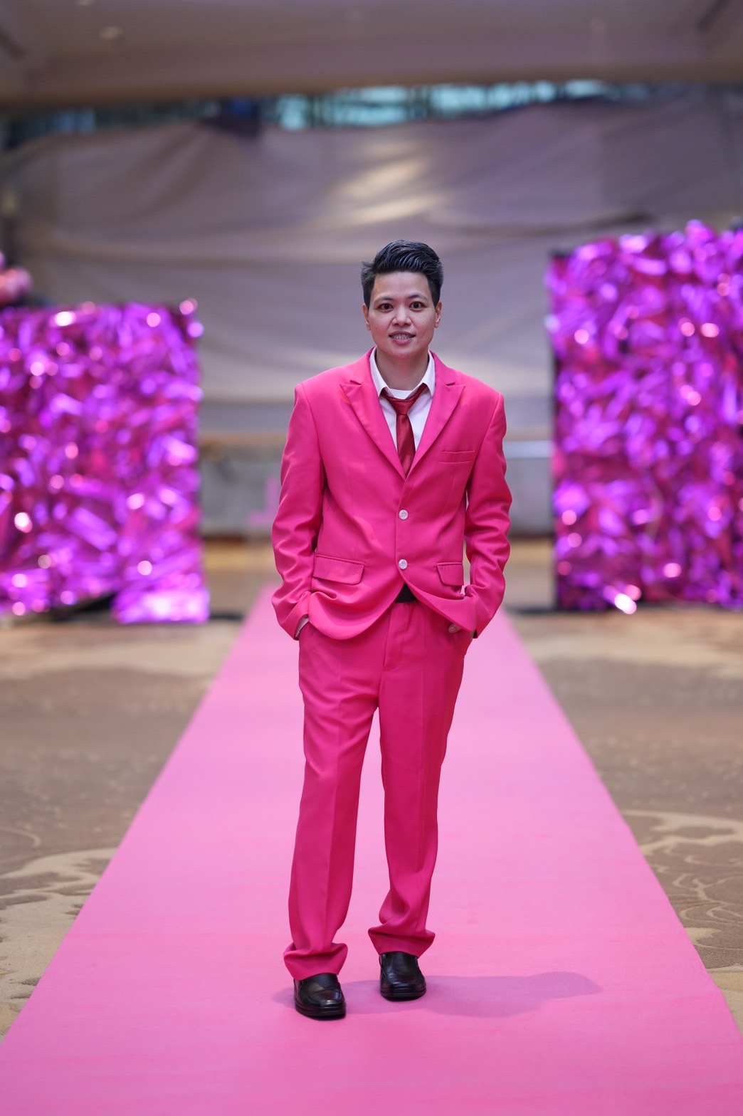 พร้อมเช่า ชุดสูทชาย สี Hot Pink สูท 2 กระดุม ไม่มีกั๊ก