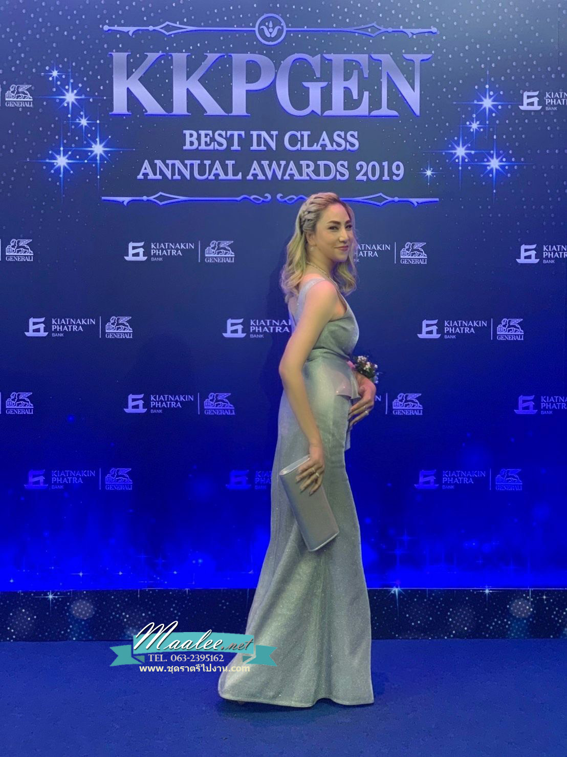 พร้อมเช่า ราตรียาว แขนกุด คอวี แต่งระบายช่วงเอว หรูหรา ผ้า Glitter สีเทา