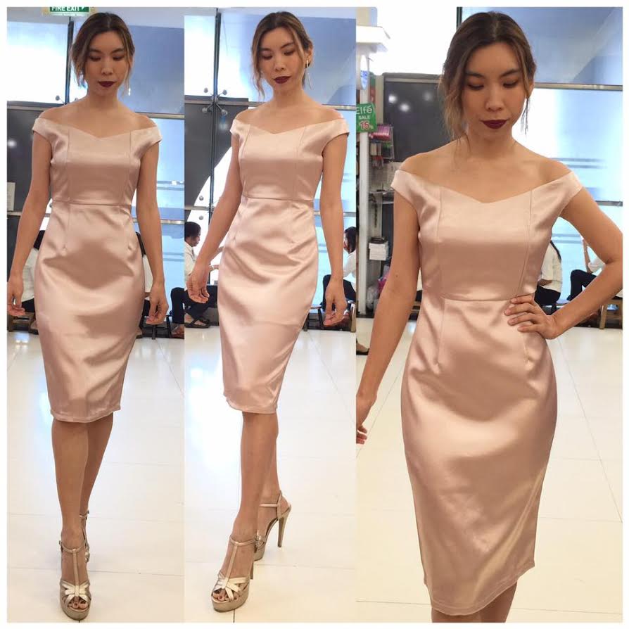 พร้อมเช่า ชุดเดรสสั้น ไหล่ปาด V ผ้าดัชเชส สวย เรียบหรู สีทอง rose gold