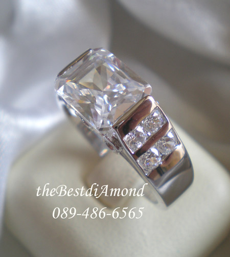 BR809RD+++แหวนชายแบบEmerald cut +++สุดหรูหรากับเหลี่ยมemerald cut พร้อมดีไซน์สุดเก๋ วางแนวนอน เพิ่มความโดดเด่นด้วยการยกสูงขึ้น พร้อมบ่าข้างประดับเพชร