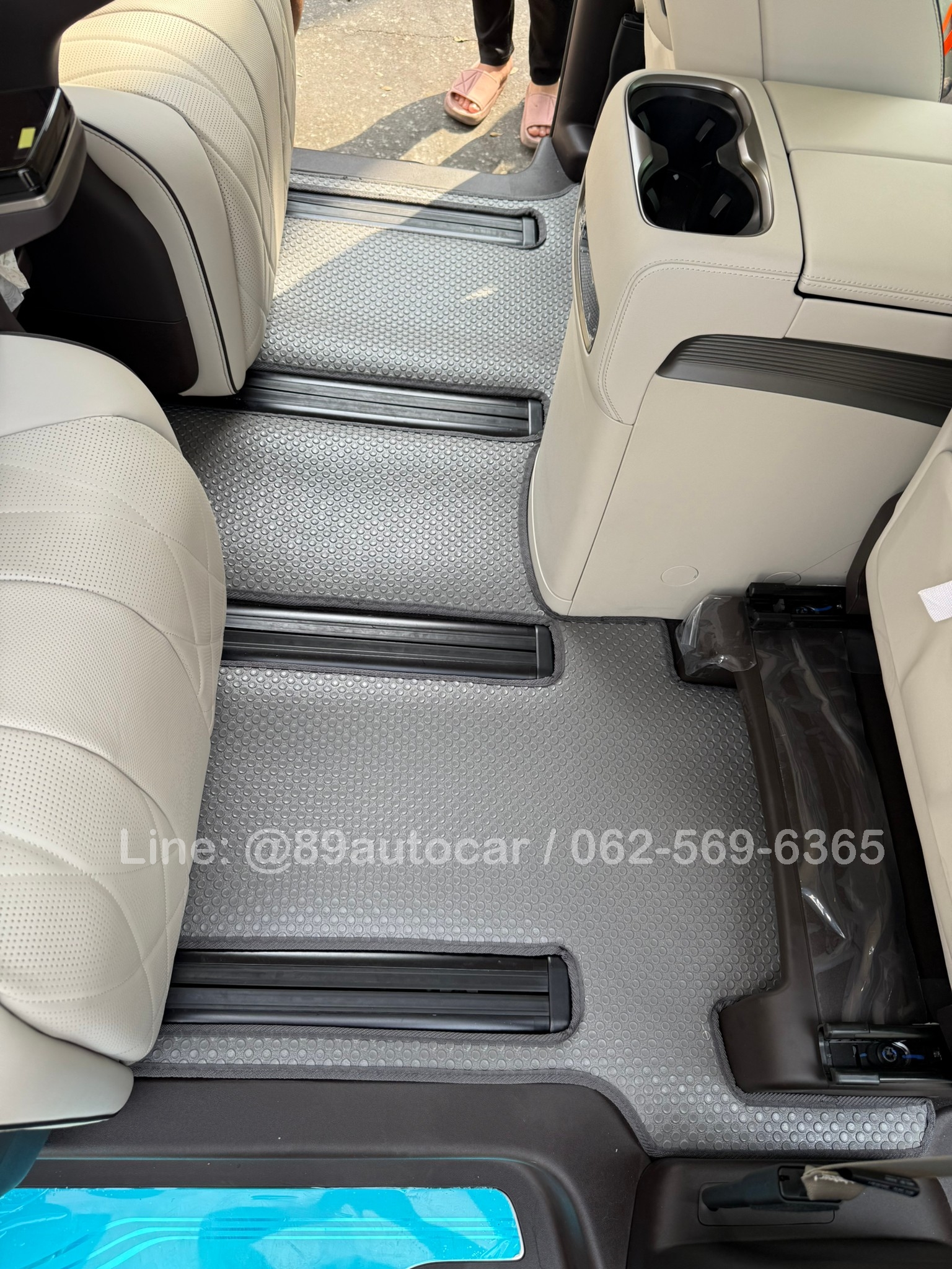 ผ้ายางปูพื้นรถตู้ BYD Denza D9 ปู พรมกระดุมสีเทาขอบเทา เข้ารูป เต็มคัน