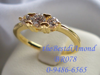 BR078+++แหวนเพชร3เม็ดขนาดเล็ก+++ เพชรวางเรียง 3 เม็ด ยกสูงขึ้นเล็กน้อยพอสวย เรียบๆใส่ได้ตลอด ไม่เว่อร์ แต่ดูดีค่ะ
