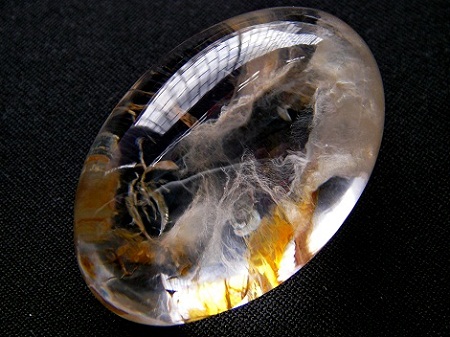 QU0026 QUARTZ แก้วข่ามกาบน้ำใส หมอกพิรุณคุ้มครองกาย ภายในมีแผ่นกาบเงินกาบทองลอยพริ้วกระจายทั่วเม็ดขนาดใหญ่ ขนาดเม็ดแก้ว 27.97x41.65x18.42 mm.