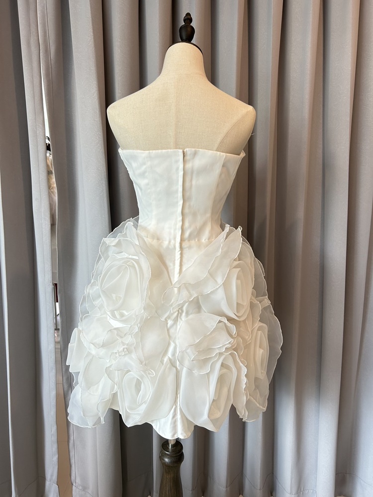 พร้อมเช่า ชุดแฟนซี ชุดราตรีสั้นเกาะอก สีขาว กระโปรงดอก 3 มิติ