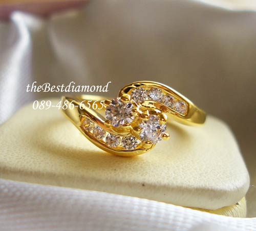 BR417+++แหวนหนีบ สองแถวเพชรกลมตรงกลาง+++ แหวนเรียบ หรูดูดี ยกเพชรตรงกลาง สูงขึ้นเล็กน้อย หนีบด้วยเพชรแถว งานเรียบร้อย เพชรงามสุดๆ เหมือนของจริงเลยค่ะ