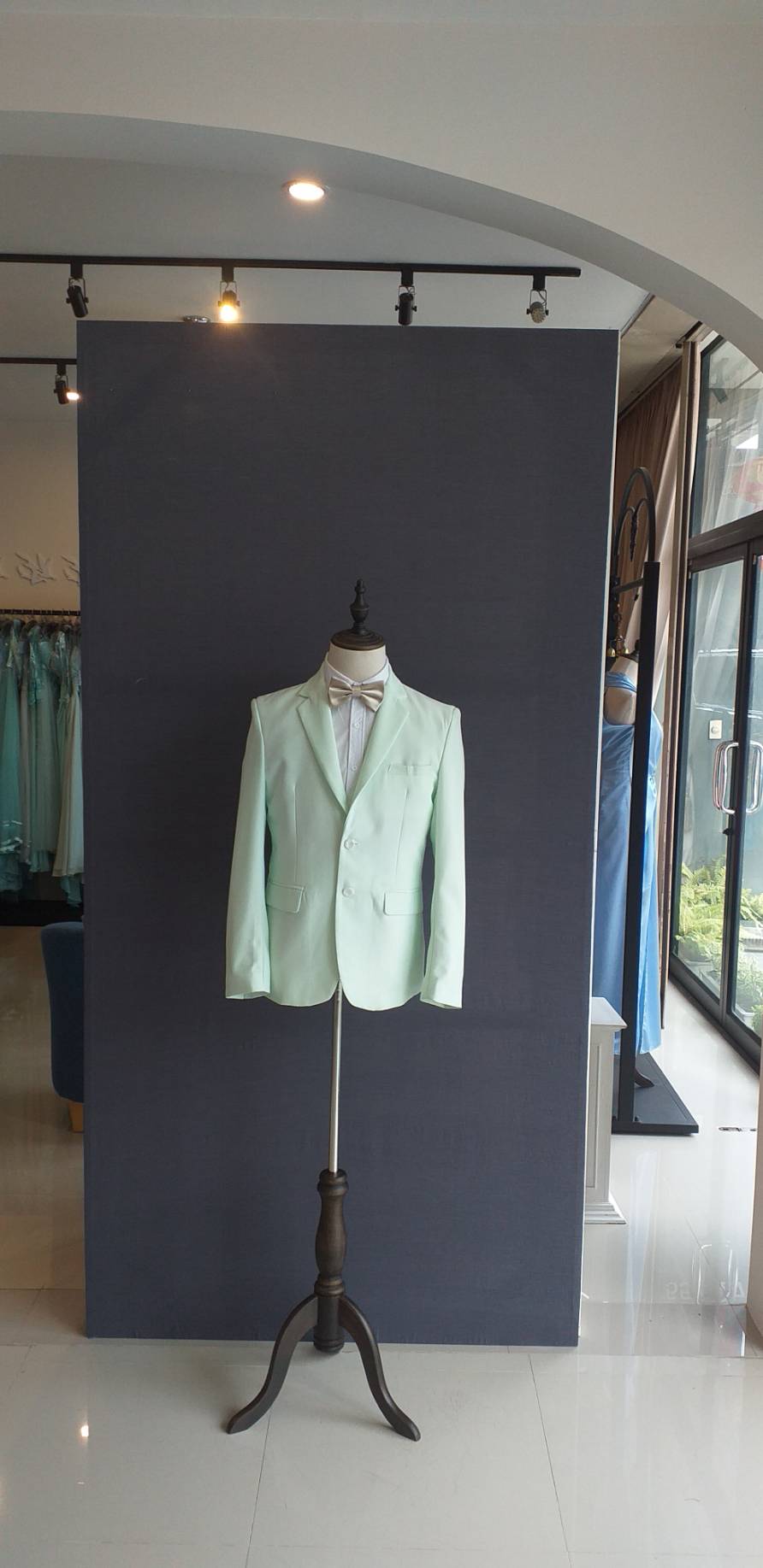 พร้อมเช่า ชุดสูทชาย สีเขียวมินท์ พาสเทล