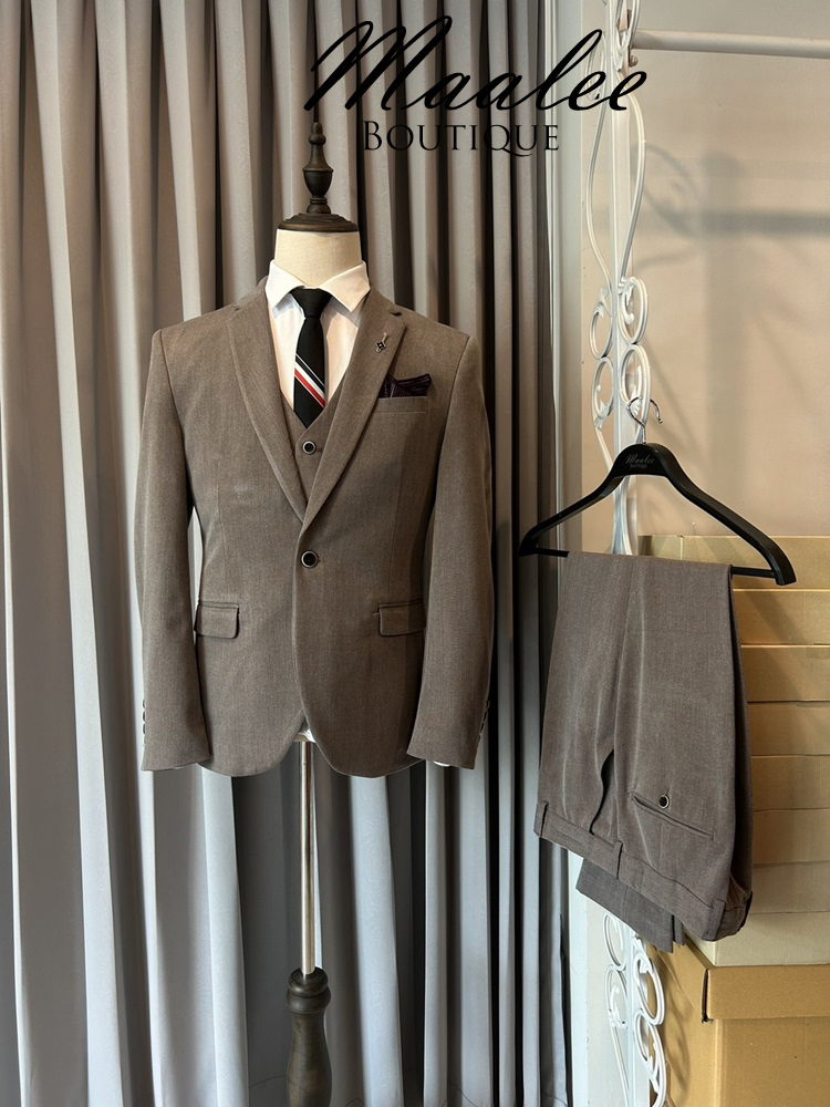 พร้อมเช่า ชุดสูทชาย สีน้ำตาล ทรงเข้ารูป สไตล์เกาหลี พร้อมเสื้อกั๊ก