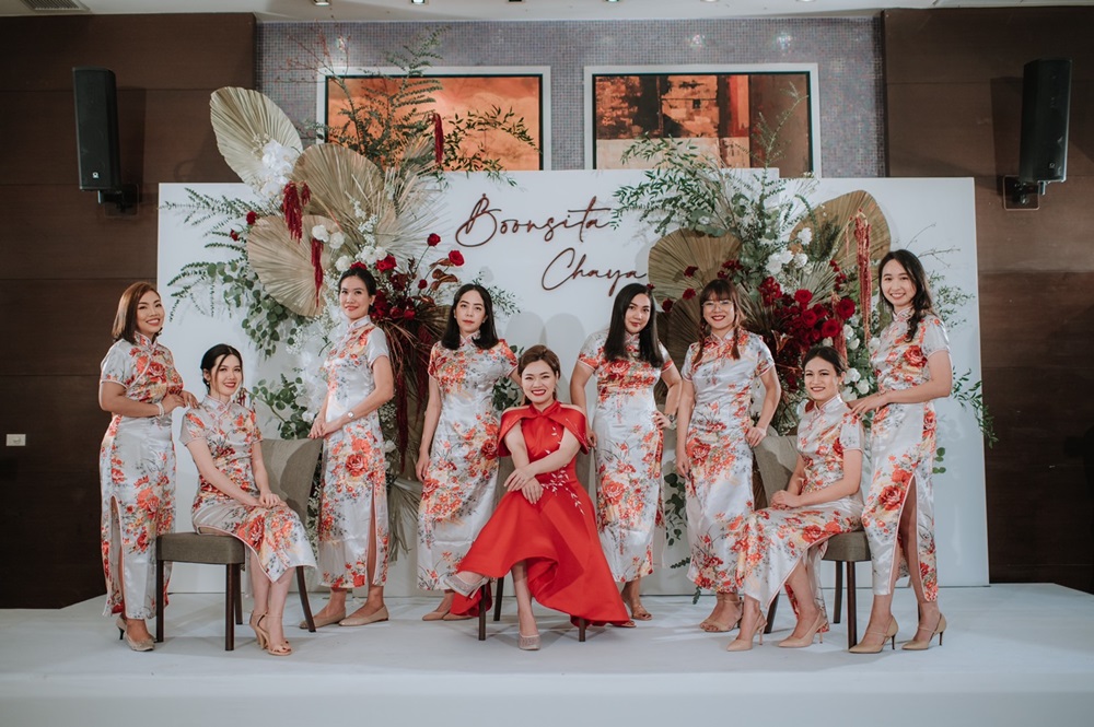 พร้อมเช่า กี่เพ้า สีขาว แขนสั้น ลายดอกไม้ ผ่าข้าง ตัดเย็บอย่างดี