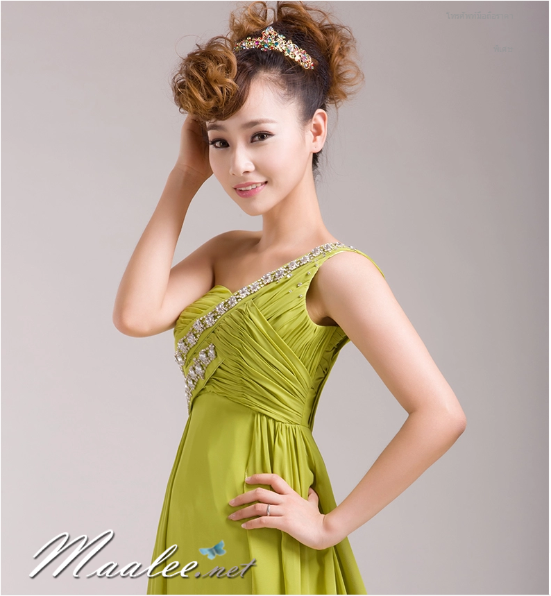 พร้อมเช่า ชุดราตรียาว สีเขียว แต่งเพรชช่วงอก